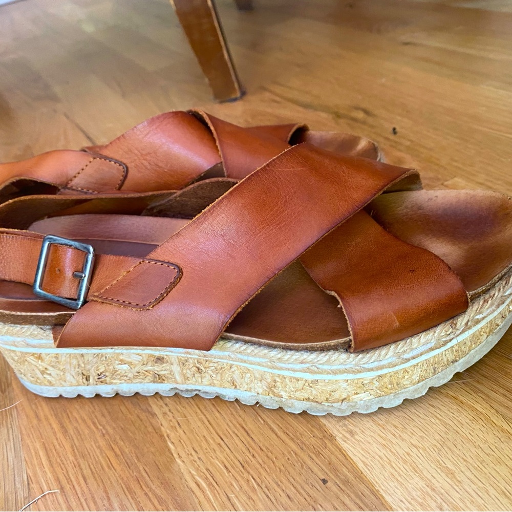 Adorable brown leather platform sandals Size 7